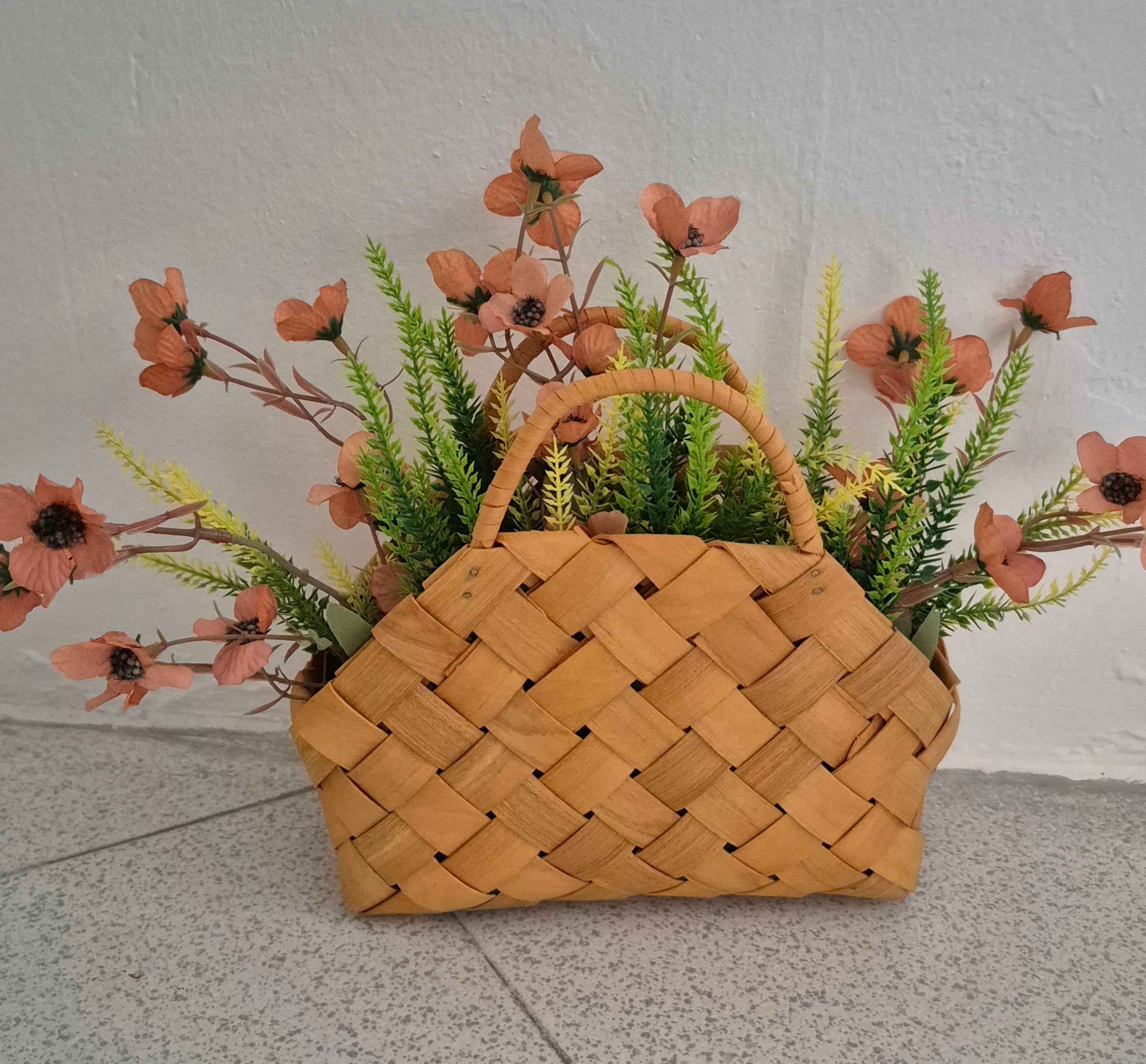 CESTA CON FLORES SALMÓN