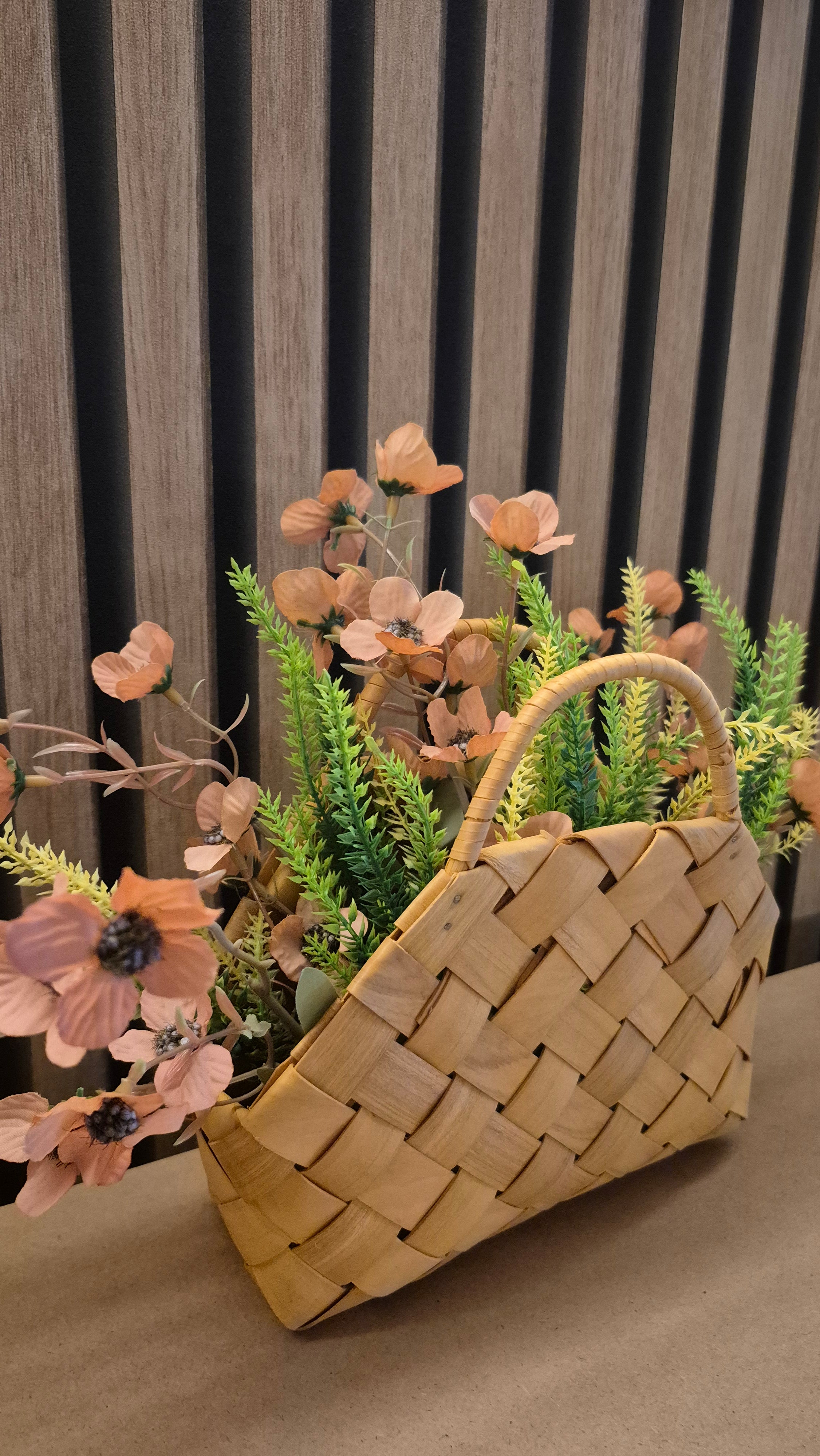 CESTA CON FLORES SALMÓN