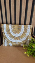 BOLSO CARTERA CON SOLAPA DORADO Y BLANCO